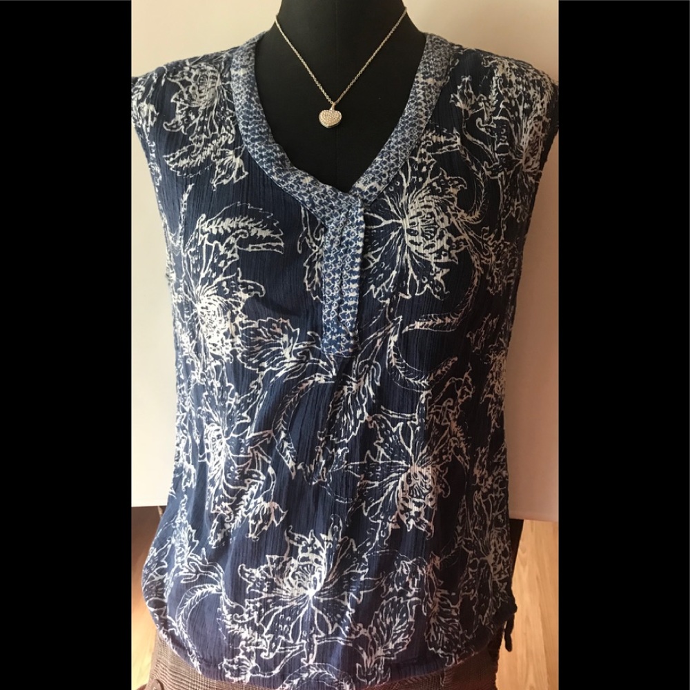 Floral V-Neck sleeveless blouse